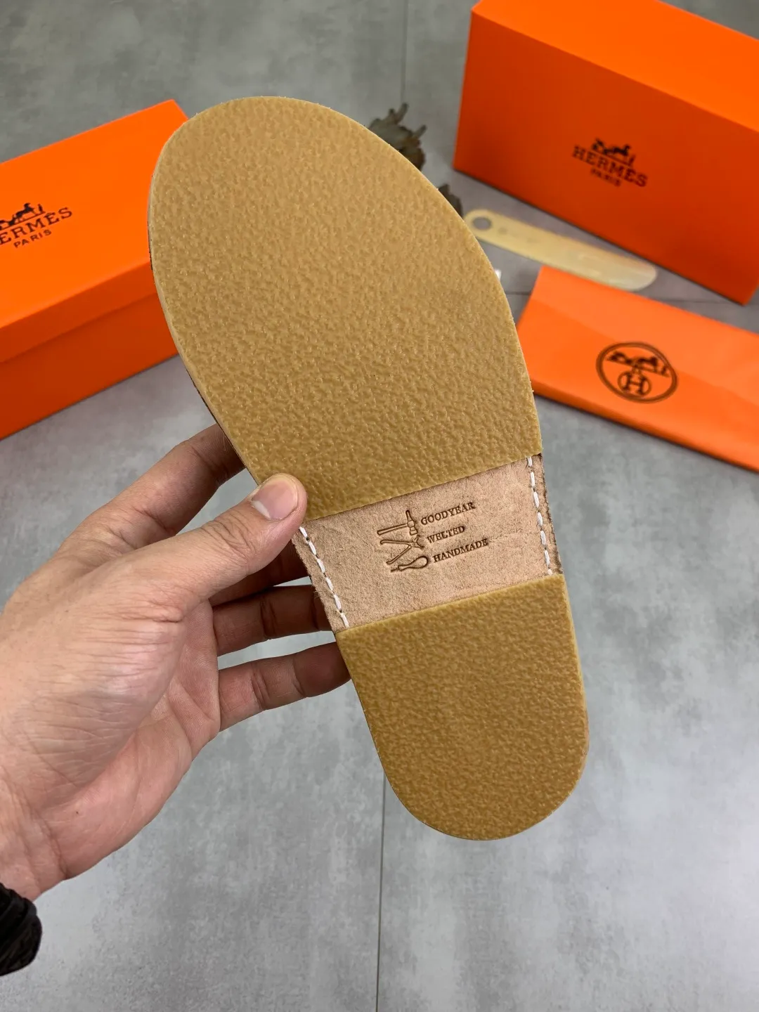 Men's men's shoes 💰P360 new model (genuine leather outsole series) new colors are coming simultaneously on the official website [HERMES] Hermès series: original development, original anatomy display, exclusive outsole [Material] Sole: original genuine leather sole with cow essence film 🌸. Fabric Original calfskin Lining: Imported cowhide, delicate and soft Code number: 38-44